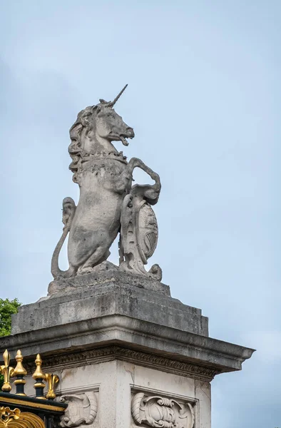 London England July 2022 Buckingham Palace Closeup Gray Stone Unicorn — Stock fotografie