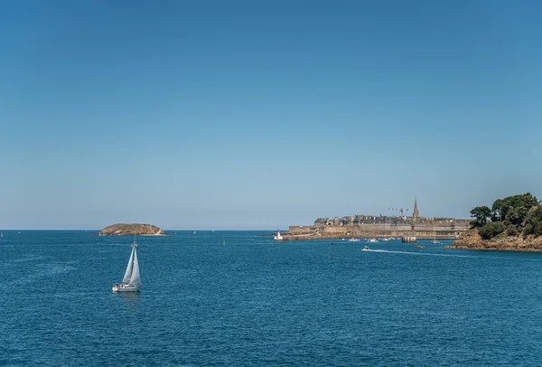 Malo Bretania Francja Lipca 2022 Stare Historyczne Miasto Wysokimi Pałacami — Zdjęcie stockowe