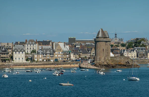 Malo Bretania Francja Lipca 2022 Czerwony Pałac Wieżą Fryzem Zegarem — Zdjęcie stockowe