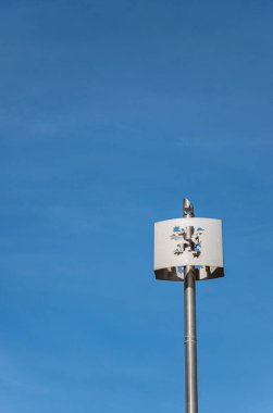 Avrupa, Fransa, Dunkerque - 9 Temmuz 2022: Flanders 'ın arması, Charles Valentin Meydanı' nda görüldüğü gibi mavi gökyüzüne karşı metal bir direğe dikilmiş.
