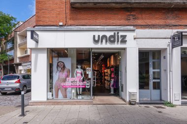 Avrupa, Fransa, Dunkerque - 9 Temmuz 2022: Rue de la Marine 'deki UNDIZ, kadın iç çamaşırı ve iç çamaşırı mağazasının pencere ve girişinin kapatılması. Arabalı sokak manzarası.