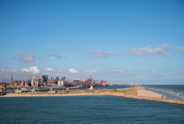 Avrupa, Fransa, Dunkerque - 9 Temmuz 2022: Sahildeki isthmus ve elektrik üretim tesisleri ile mavi gökyüzü altındaki kömür ikmal limanı arasındaki Bourbourg Kanalı su geçidi. 