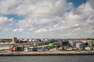 Avrupa, Fransa, Dunkerque - 9 Temmuz 2022: Liman manzarası. Önden, kısa uçlu görünüm mol 5 terminali üzerinde silindirik tanklar kalın mavi bulutlar altında koleksiyonu