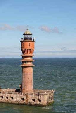 Avrupa, Fransa, Dunkerque - 9 Temmuz 2022: Liman manzarası. Giriş noktası Feu de Saint Pol, ışık kulesi. Kuzey denizi açık mavi bulutların altında