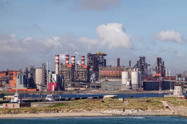敦刻尔克 2022年7月9日 港口风景 布尔堡运河大型发电厂以煤和天然气为原料 在蓝色云彩的掩护下关闭货运驳船 — 图库照片