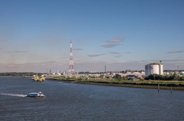 Antwerpen, Flanders, Belçika - 10 Temmuz 2022: Scheldt Nehri boyunca Kimya Endüstrisi. INEOS Zwijndrecht rıhtımının geniş manzarası ve mavi günbatımı gökyüzünün altında depolama tankları alanı.