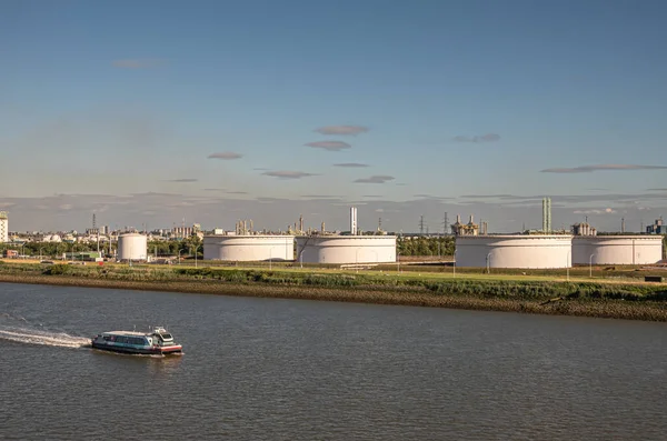 安特卫普 佛兰德 比利时 2022年7月10日 施尔特河沿岸工业 Totalenergies的水上公交 轮渡和白色燃料箱在日落的天空下集成了炼油厂建筑群 — 图库照片