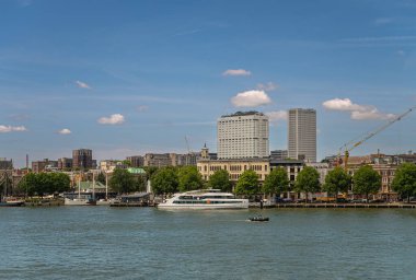 Rotterdam, Hollanda - 11 Temmuz 2022: Willemskade 'deki binalar, New Meuse nehrinin kuzey kıyıları. Wereldmuseum ve Erasmus Tıp Merkezi ve daha fazlası. Spido yat gezisi. Mavi gökyüzü