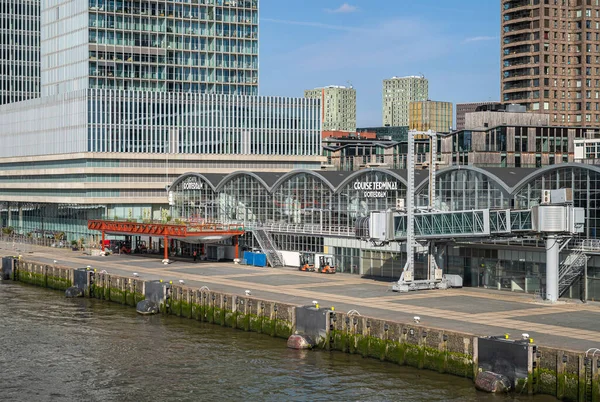 荷兰鹿特丹 2022年7月11日 Kop Van Zuid码头的游轮码头关闭 金属和玻璃建筑 后面的部分高层建筑 前面的新默兹河 — 图库照片
