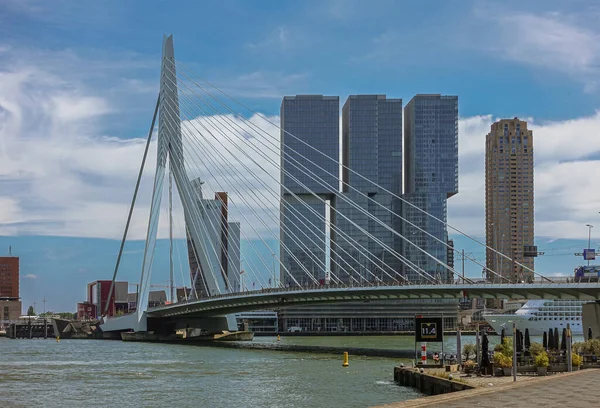荷兰鹿特丹 2022年7月11日 Erasmusbrug桥 从北岸的Boompjeskade看到 在蓝色的云彩下 有鹿特丹和新奥尔良的摩天大楼 — 图库照片