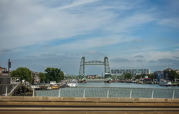 オランダ ロッテルダム2022年7月11日 青い雲の下 港のKoningshavenbrug 金属製の橋 別名De Hef ドックの多くのボート — ストック写真