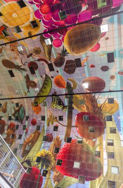Rotterdam, Hollanda - 11 Temmuz 2022: Dev renkli ev içi Markthal tavanının deneği olarak meyve.