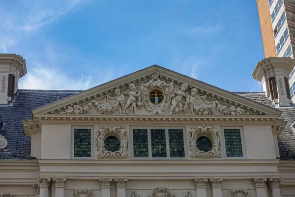 Rotterdam Nederland Juli 2022 Closeup Frieze Med Engler Våpenskjold Beige – stockfoto