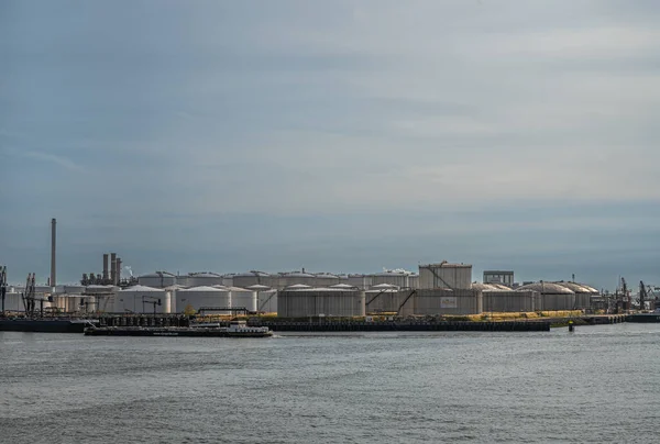 荷兰鹿特丹 2022年7月11日 库尔港新默兹河沿岸独立的液体和气体物流码头 Rijnaarde和Carrera的驳船在前面 后背的烟囱 — 图库照片