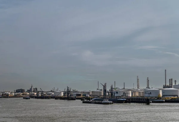 荷兰鹿特丹 2022年7月11日 宽视野 库尔港新默兹河沿岸的液体和气体终端物流 从前面经过的驳船 烟囱在后面 浓密的夜空 — 图库照片