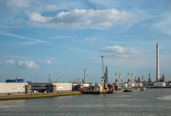 荷兰鹿特丹 2022年7月11日 位于Petroleumhaven第二石油港的壳牌炼油厂在蓝色云彩下彻底关闭 侧面有驳船的小集装箱码头 其他公司大楼 — 图库照片