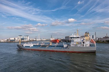 Rotterdam, Hollanda - 11 Temmuz 2022: Ternvind Danimarka tankeri TRK Bergen Norveçli tankerle mavi gökyüzünün altında buluştu. Ufuktaki port kurulumları