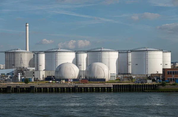 荷兰鹿特丹 2022年7月11日 雪佛龙白色的石油和天然气罐在蓝色的云彩景观下 红色的石头办公楼 地平线上的贝壳烟囱 — 图库照片
