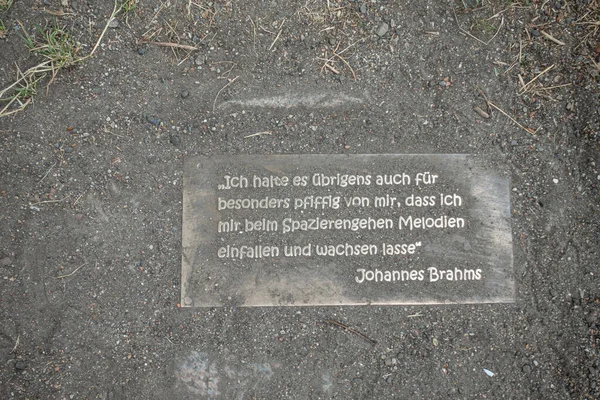 ドイツ ルベック 2022年7月13日 ヨハネス ブラームスがオーバーブレイクで法定近くに設置した記念銘板 — ストック写真