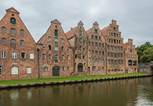 Duitsland Lubeck Juli 2022 Rij Van Roodbruine Historische Zoutopslagloodsen Langs — Stockfoto