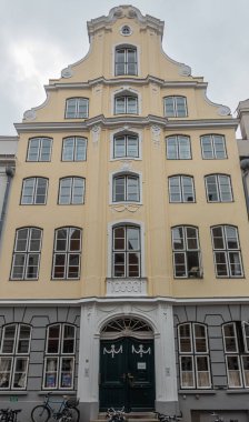 Almanya, Lubeck - 13 Temmuz 2022: Çan cephesi Grose Petersgrube caddesindeki tarihi konak binasını boyadı. Bisikletler önde.