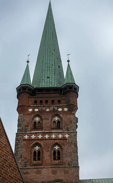 卢贝克 2022年7月13日 圣彼得教堂棕色砖塔上的绿色尖顶与浅蓝色天空的对比 — 图库照片