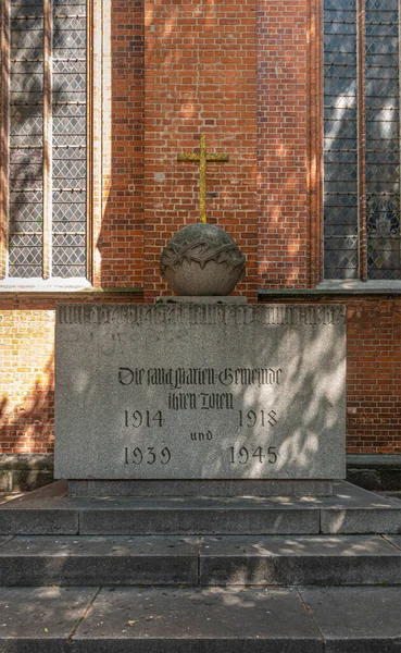 ドイツ ルベック 2022年7月13日 第一次世界大戦と第二次世界大戦の両方で ドイツ軍兵士の戦死者のための祭壇のようなセメントの記念碑 メアリーの教会マリエンキルシュの南側 — ストック写真