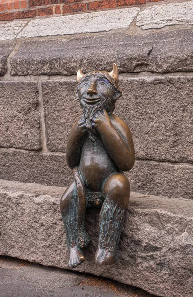 ドイツ ルベック 2022年7月13日 マリエンキルシュ メアリーの教会の南側に 悪魔の石の上に座っている悪魔を表す小さなブロンズ像 地方神話 — ストック写真