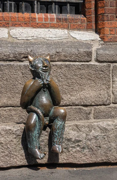 ドイツ ルベック 2022年7月13日 マリエンキルシュ メアリーの教会の南側に 悪魔の石の上に座っ笑みを浮かべて悪魔を表す小さなブロンズ像 地方神話 — ストック写真
