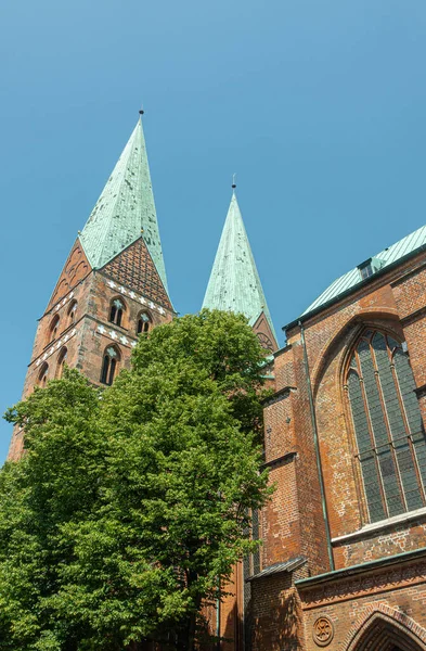 Alemania Lubeck Julio 2022 Marienkirche Iglesia María Campanarios Verdes Contra — Foto de Stock