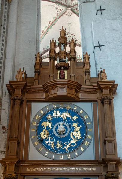 卢贝克 2022年7月13日 Marienkirche 蓝色和金色的天文钟上半部 顶部刻有巨大的木制人物形象 — 图库照片