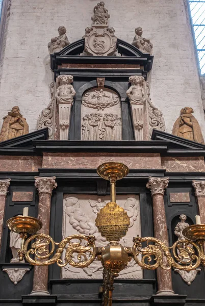 卢贝克 2022年7月13日 Marienkirche John Fuchting Epitaph的木乃伊 白色雕塑和黑色大理石 白色柱子上挂着金色吊灯 — 图库照片