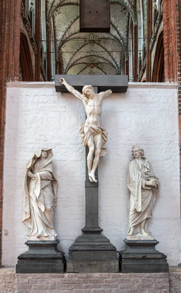 吕贝克 2022年7月13日 耶稣在十字架上被钉十字架的事件 母亲和弟子在场 所有的人物形象 白色大理石 陈列在流动房间里 — 图库照片