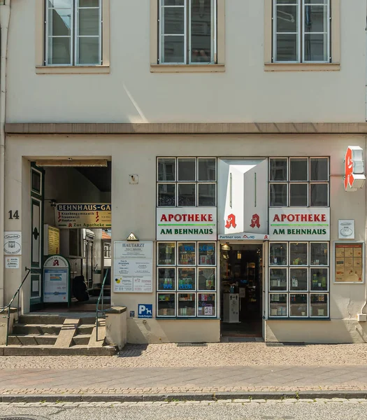 ドイツ ルベック 2022年7月13日 Amベンハウス薬局 アポテケのベージュ正面ファサード 2つのディスプレイウィンドウとKonigstrasseの医師のオフィスステップアップの間の入り口ドア — ストック写真