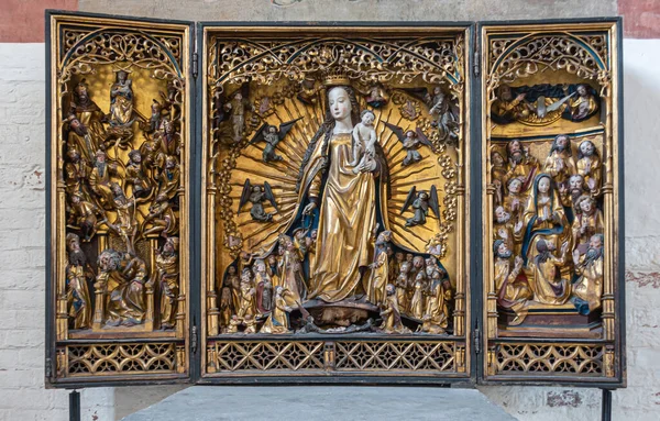 卢贝克 2022年7月13日 海利根Geist医院 圣母玛利亚和圣婴耶稣的三座雕塑的布景在入口大厅展出 — 图库照片