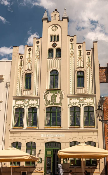 怀斯玛尔 2022年7月13日 市场广场上一座装饰着米黄色台阶立面的德 瓦塞尔肯特式建筑 是一家在蓝色云彩下设有壁画的酒吧餐厅 — 图库照片