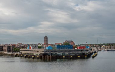 Almanya, Wismar - 13 Temmuz 2022: Geniş görüş alanı, St. Marien ve St. Georgen chuch kalıntıları Alter Holzhafen rıhtımının NE ucunda. Konteynır şeklindeki ofis binaları ve yan taraftaki yatlar
