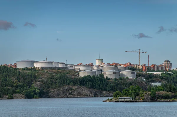 瑞典斯德哥尔摩 2022年7月16日 位于纳卡的Bergs Oljehamn石油港口 在蓝天下的许多油罐的闭塞 公寓的后备箱堆积如山岩石海岸上的绿叶 — 图库照片