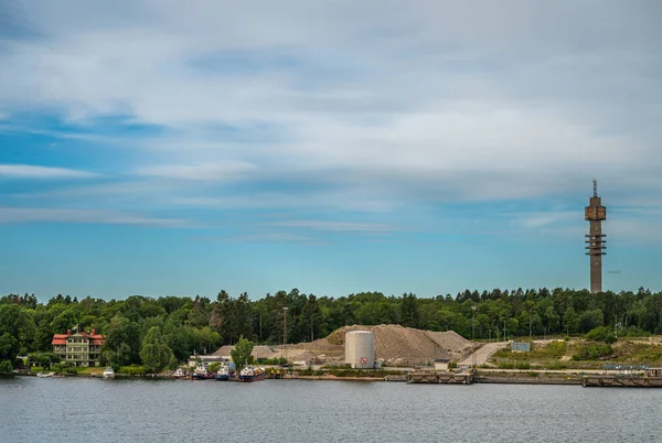 斯德哥尔摩 2022年7月16日 弗里斯兰港景观 蓝天下有朗特曼宁巨大的筒仓塔和其他仓库 水上驳船 — 图库照片