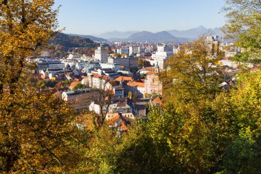 Ljubljana binaları şehir merkezi, eski şehir merkezi, dağ manzarası. Slovenya ve Avrupa turizmi.