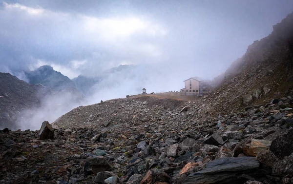 Приют Marinelli Bombardieri Горная Хижина Туман Облачный Ландшафт Альпинистский Туризм Лицензионные Стоковые Фото