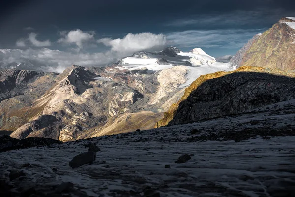 Alpler Bernina Dağları Karlı Buzulların Zirvelerini Kaplar Lago Del Tricheco Stok Resim