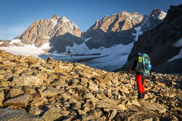 Альпинистский Альпинист Вид Сзади Глядя Высокие Горные Вершины Хребта Хребта Стоковая Картинка