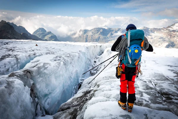 Alpiniste Alpiniste Vue Dos Debout Dessus Crevasse Haute Montagne Sommets Photo De Stock