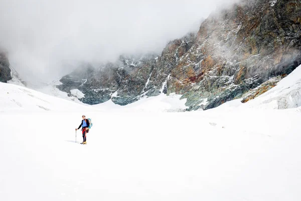 Alpiniste Alpiniste Debout Glacier Glace Pente Couverte Regardant Les Falaises Images De Stock Libres De Droits