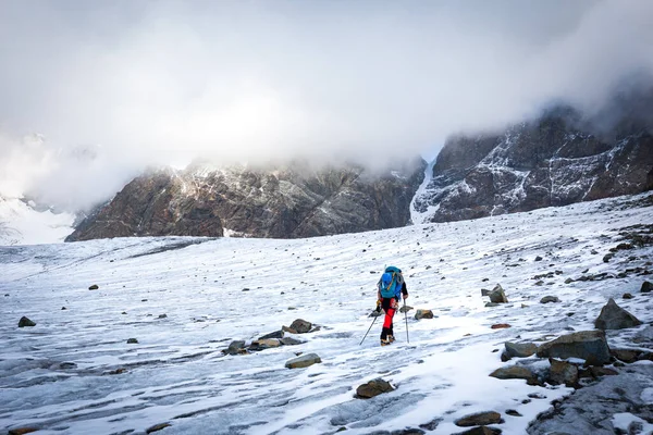 Alpiniste Alpiniste Marche Glacier Glace Pente Couverte Vers Des Falaises Photo De Stock