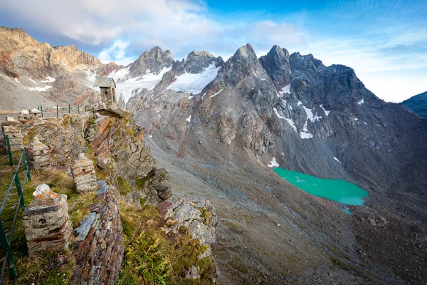 Eski Taş Çan Kulesi Yüksekliğindeki Alp Dağları Yamaçlarındaki Buzul Gölü Stok Resim