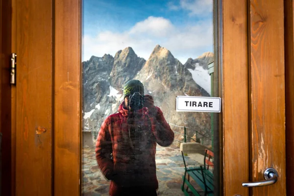 Туристический Альпинист Мужчина Селфи Отражение Входная Дверь Горная Хижина Горные Стоковое Изображение