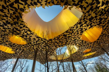 Budapeşte, Macaristan - 6 Mart 2022: Güneşli bir bahar gününde Budapeşte 'de Müzik Evi' nin çatısı.