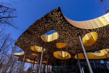 Budapeşte, Macaristan - 6 Mart 2022: Güneşli bir bahar gününde Budapeşte 'de Müzik Evi.